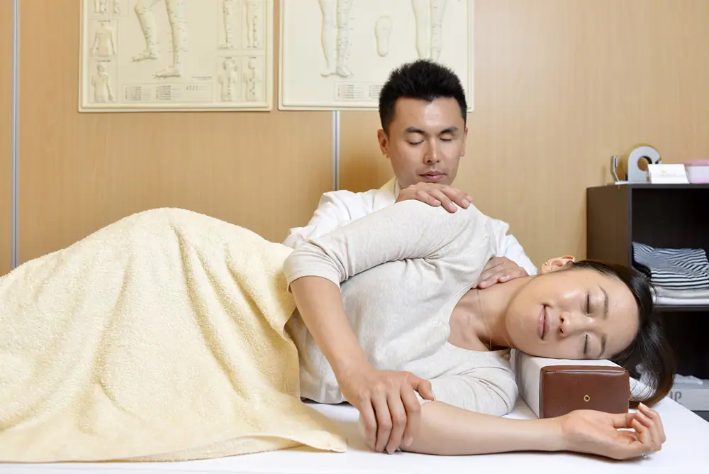 肩をはずして掃除するような整体