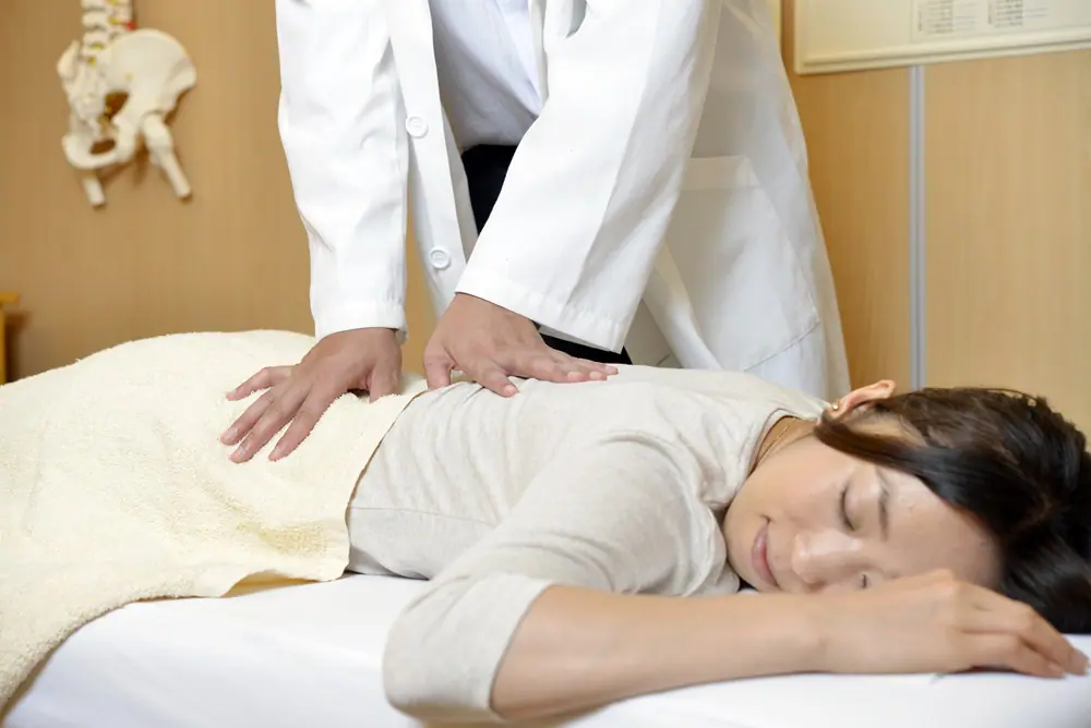 丸くなった背中を整体する