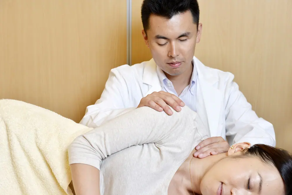 バンザイしながら寝る人の肩甲骨