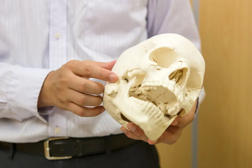 口が大きく開かない